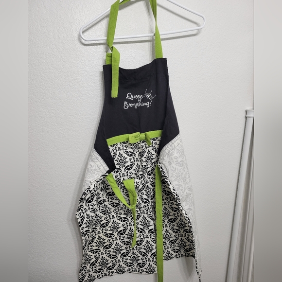 "Queen Of Everything" Kitchen Apron with pockets - Picture 2 of 5